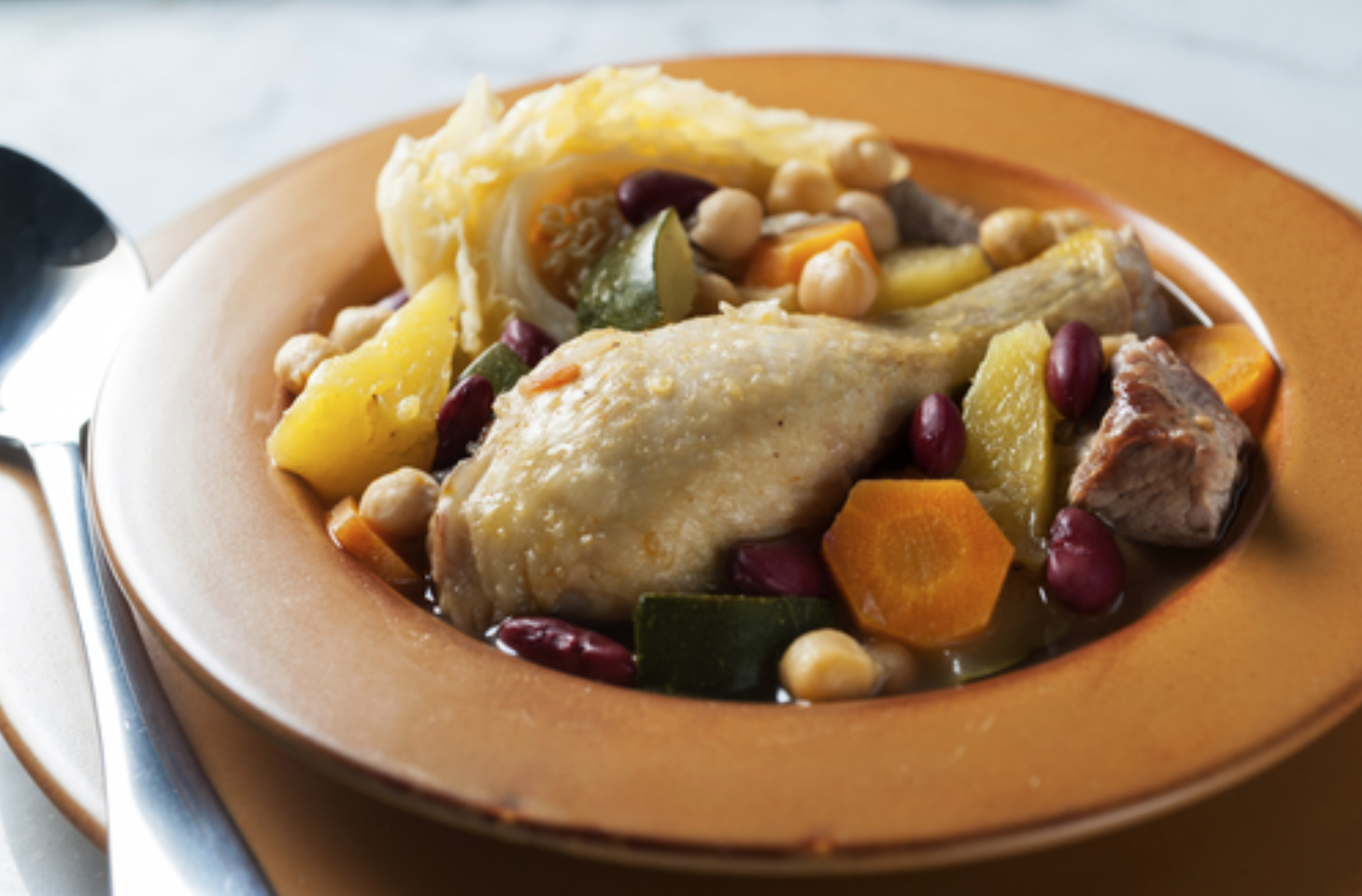 Ensalada de pimientos asados atún y huevo con sopa de pollo canaria